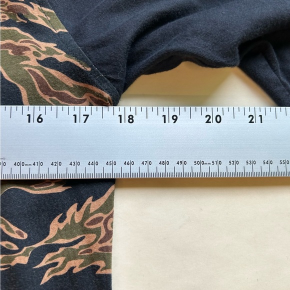 Adidas skateboarding 3/4 sleeve T-shirt, tiger stripe camo body - Picture 7 of 9